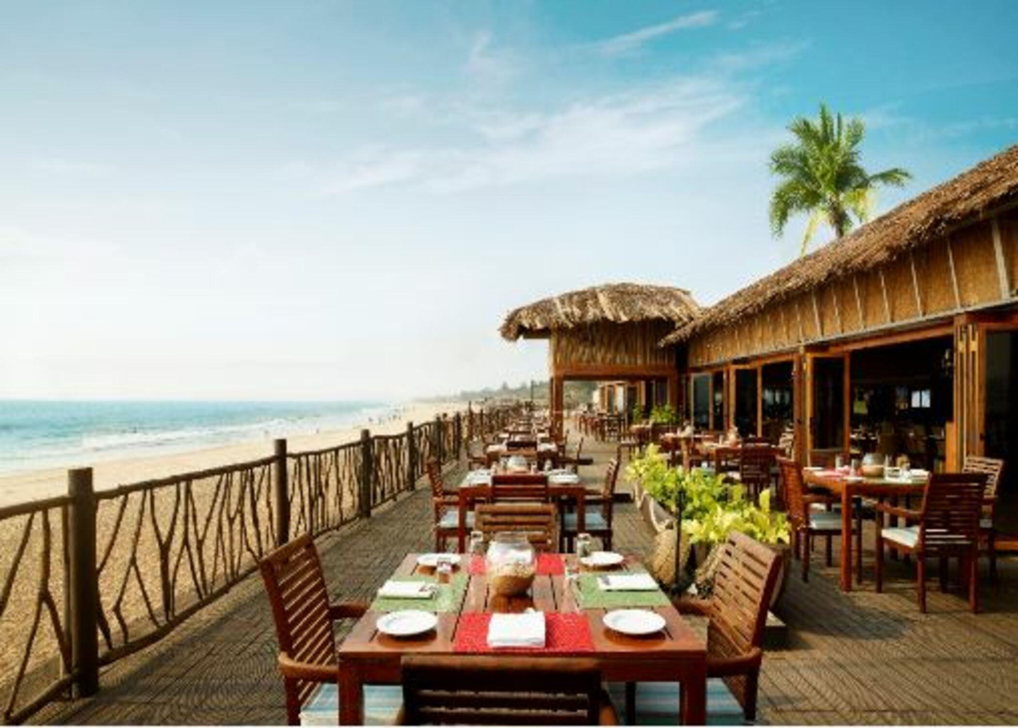 Taj Fort Aguada Resort & Spa, Goa Sinquerim Exteriör bild The restaurant at the beach
