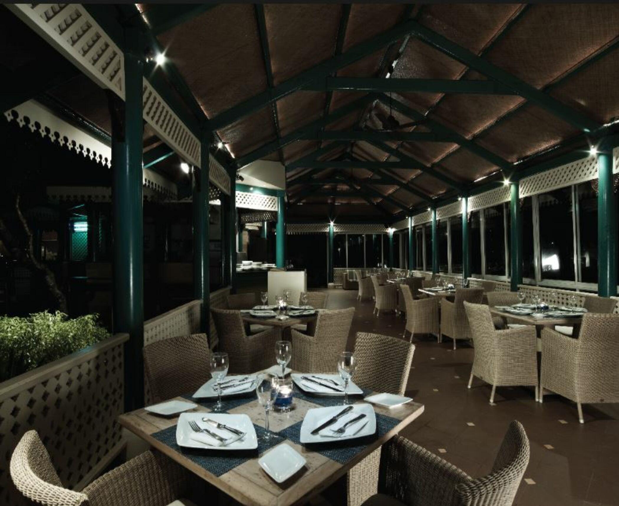 Taj Fort Aguada Resort & Spa, Goa Sinquerim Exteriör bild The restaurant at the Taj Bengal