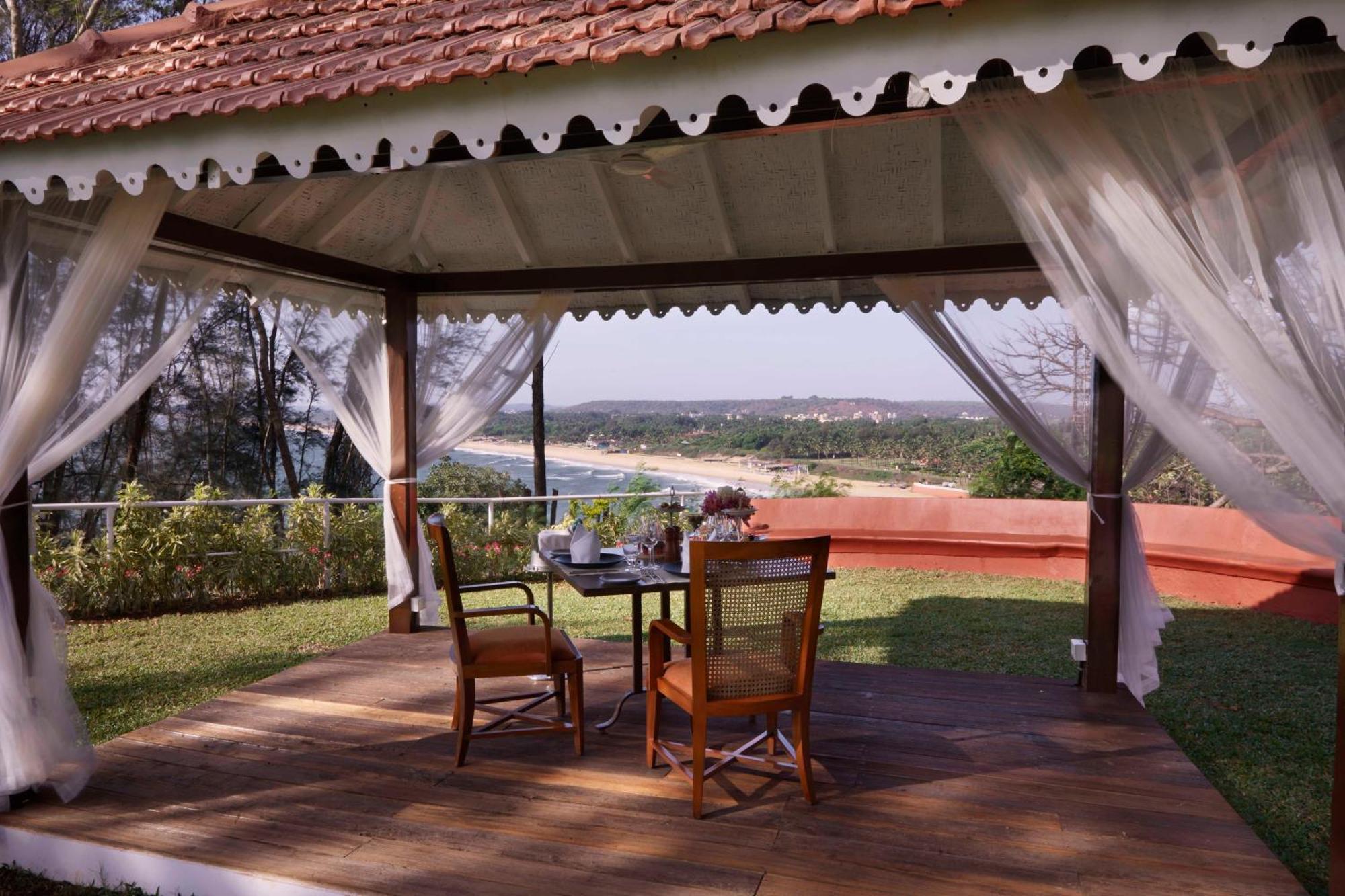 Taj Fort Aguada Resort & Spa, Goa Sinquerim Exteriör bild A view of the beach from the resort