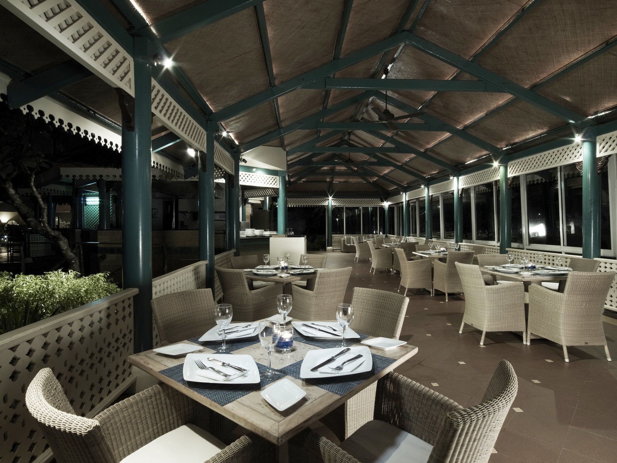Taj Fort Aguada Resort & Spa, Goa Sinquerim Restaurang bild The interior of the restaurant