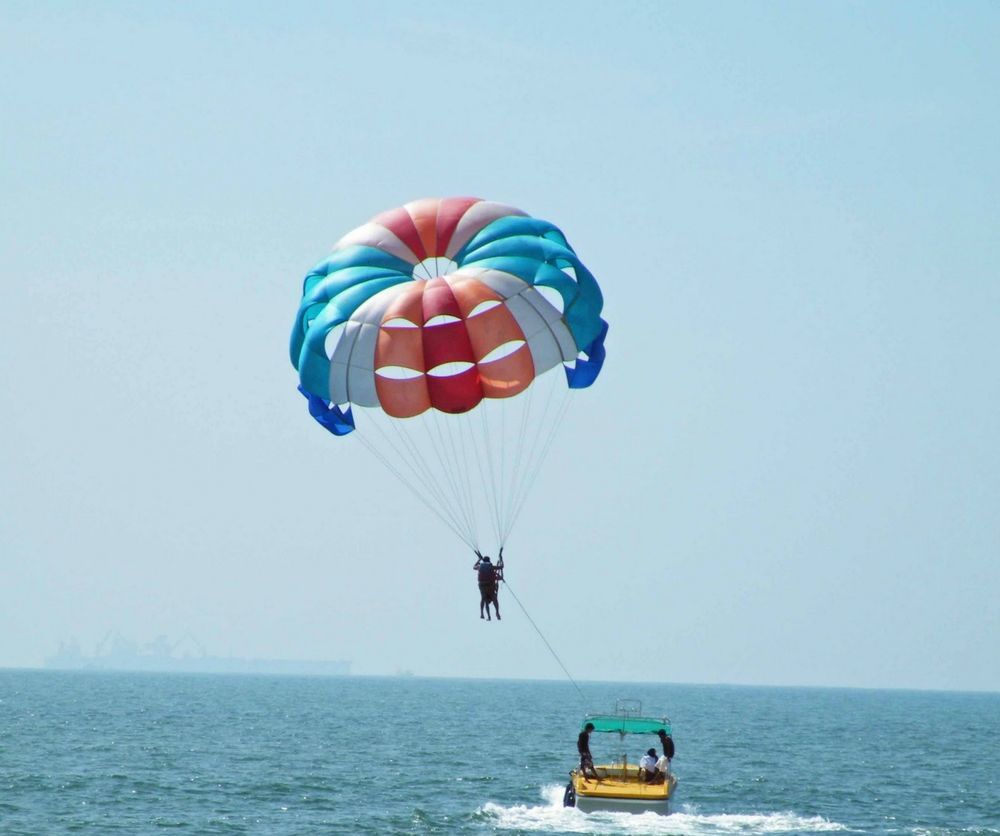 Taj Fort Aguada Resort & Spa, Goa Sinquerim Exteriör bild Parasailing in Pattaya, Thailand