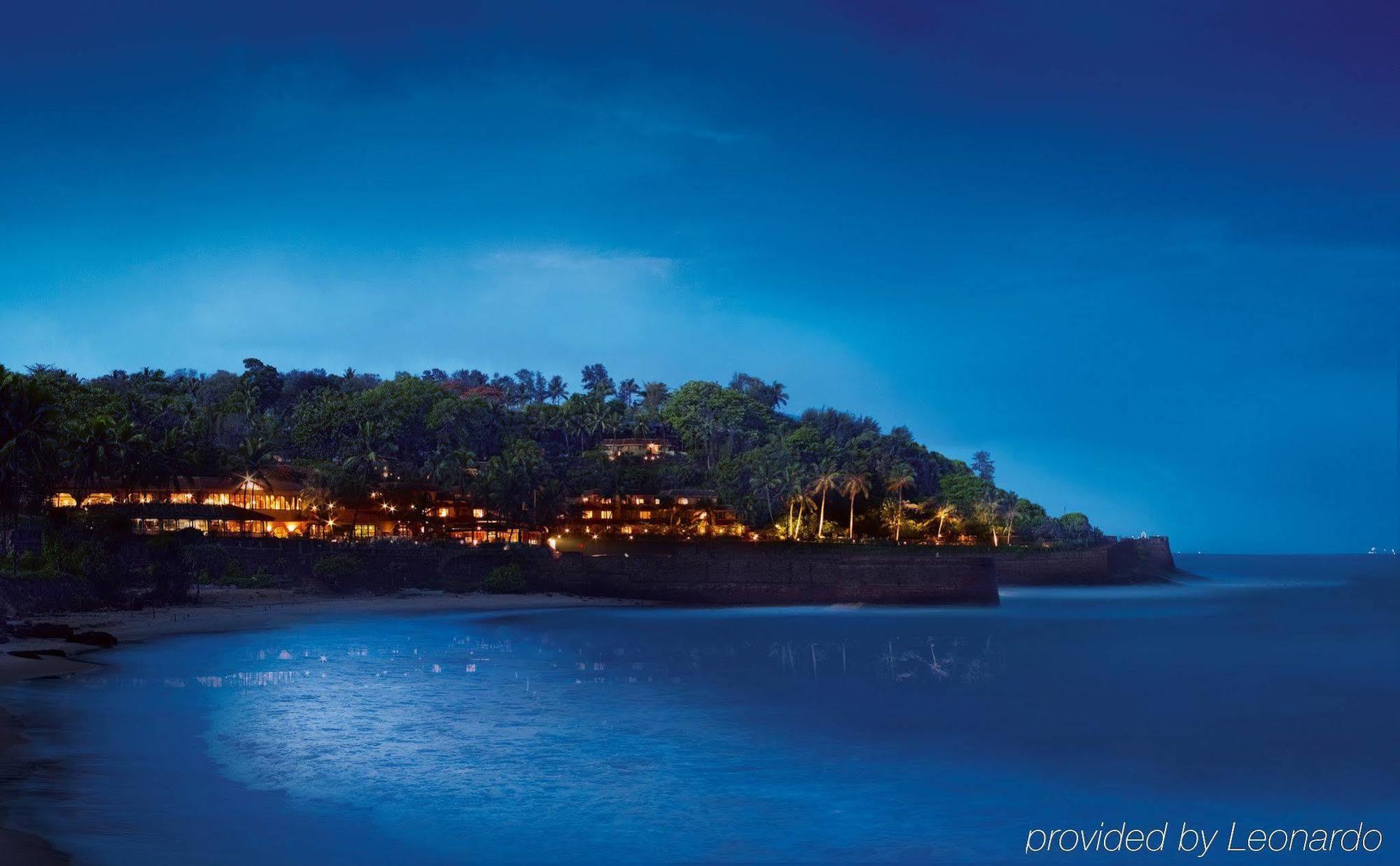 Taj Fort Aguada Resort & Spa, Goa Sinquerim Exteriör bild The resort at night