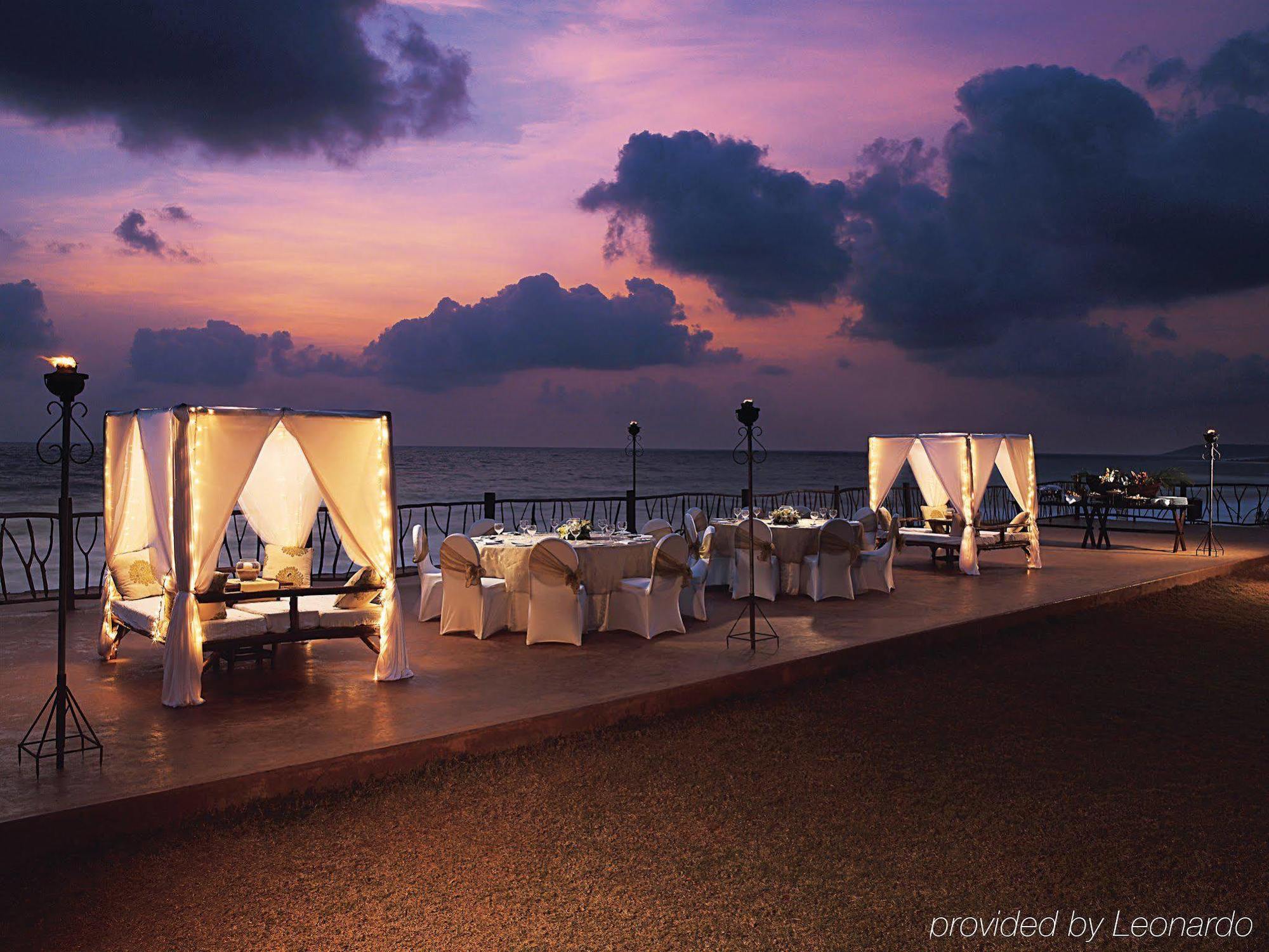 Taj Fort Aguada Resort & Spa, Goa Sinquerim Restaurang bild The Deck