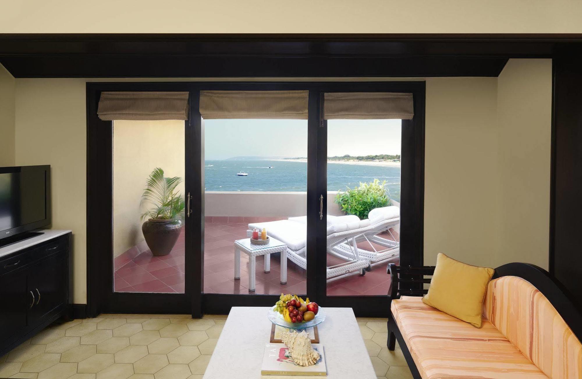 Taj Fort Aguada Resort & Spa, Goa Sinquerim Exteriör bild A room at the resort