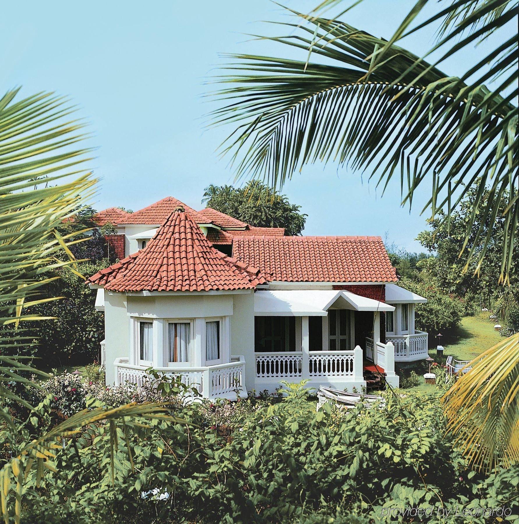 Taj Fort Aguada Resort & Spa, Goa Sinquerim Exteriör bild A villa at the resort